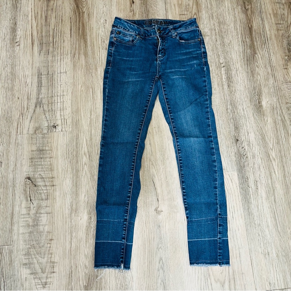 Enjean skinny released hem jeans no distressing size 1